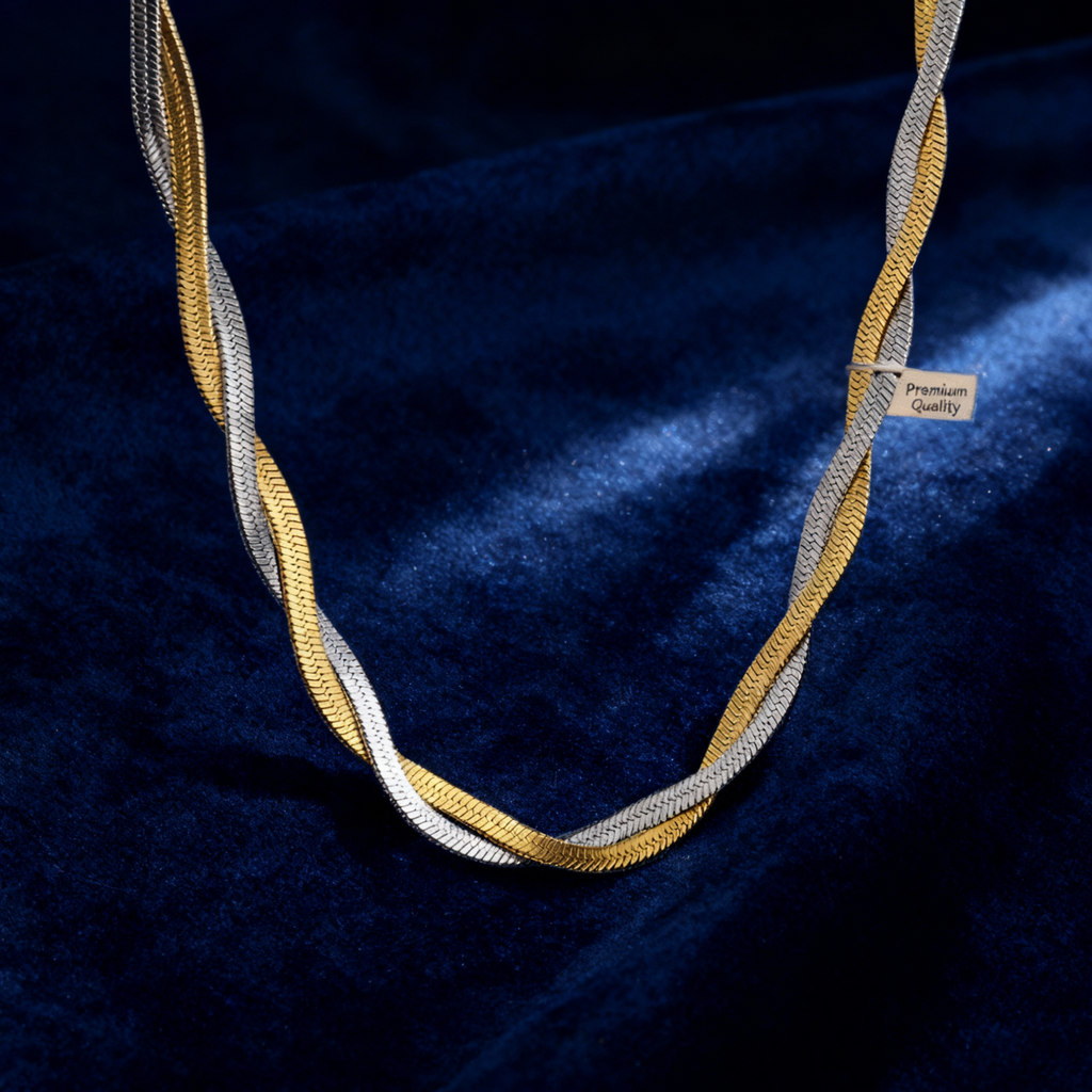 Diseño audaz y sofisticado: un collar Medusa bicolor con baño de oro y plata sobre acero inoxidable impermeable, pensado para lucir todos los días sin perder su brillo.